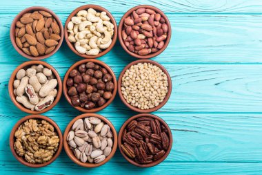 Fındık karışımı: antep fıstığı, badem, ceviz, çam fıstığı, fındık ve kaju. Kase backgrond içinde snack
