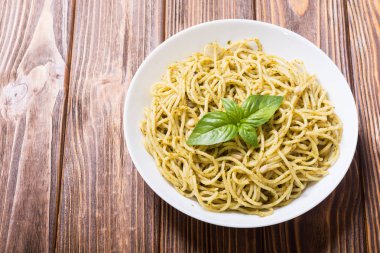 Makarna spagetti sosu pesto ile. İtalyan yemeği arka plan