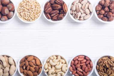 Fındık karışımı: antep fıstığı, badem, ceviz, çam fıstığı, fındık ve kaju. Kase backgrond içinde snack