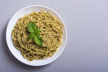 Makarna spagetti sosu pesto ile. İtalyan yemeği arka plan