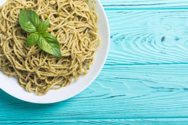 Makarna spagetti sosu pesto ile. İtalyan yemeği arka plan