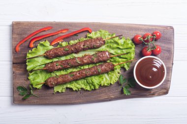 Beyaz geleneksel yemekleri. Şiş kebap veya lula-Kebap sebze ve sos ile
