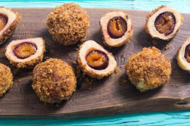 Geleneksel Avusturya Erik köfte. Tatlı ev yapımı tatlı