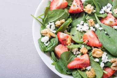 Ispanak, peynir ve ceviz çilek salatası. Sağlıklı gıda