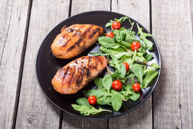 Izgara tavuk spinath ve domates salatası ile. Barbekü gıda arka plan