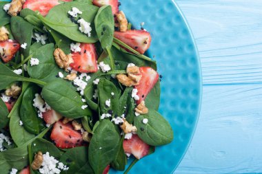 Ispanak, peynir ve ceviz çilek salatası. Sağlıklı gıda