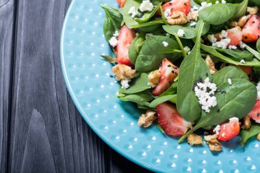 Ispanak, peynir ve ceviz çilek salatası. Sağlıklı gıda