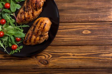 Izgara tavuk spinath ve domates salatası ile. Barbekü gıda arka plan