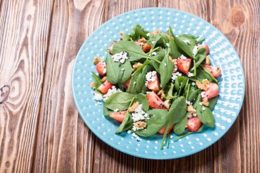 Ispanak, peynir ve ceviz çilek salatası. Sağlıklı gıda