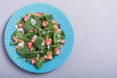 Ispanak, peynir ve ceviz çilek salatası. Sağlıklı gıda