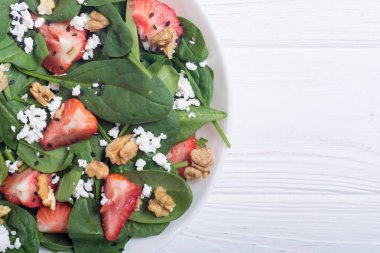 Ispanak, peynir ve ceviz çilek salatası. Sağlıklı gıda