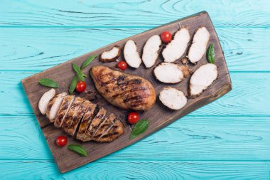 Izgara tavuk göğsü (fileto) fesleğen ve domates ile. Barbekü arka plan