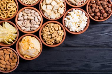 Aperatifler karışımı: simit, kraker, cips, Kuruyemiş ve cips