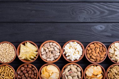 Aperatifler karışımı: simit, kraker, cips, Kuruyemiş ve cips