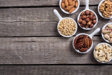 Fındık karışımı: antep fıstığı, badem, ceviz, çam fıstığı, fındık ve kaju. Kase backgrond içinde snack