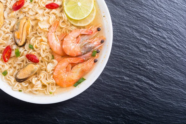 Karides ve mssels ile anlık erişte çorbası. Asya gıda