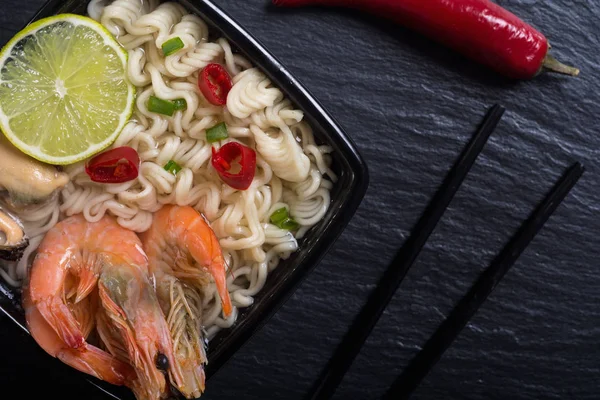 Karides ve mssels ile anlık erişte çorbası. Asya gıda