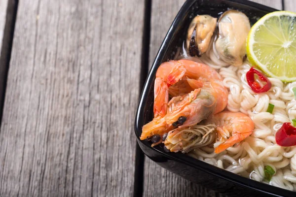 Karides ve mssels ile anlık erişte çorbası. Asya gıda