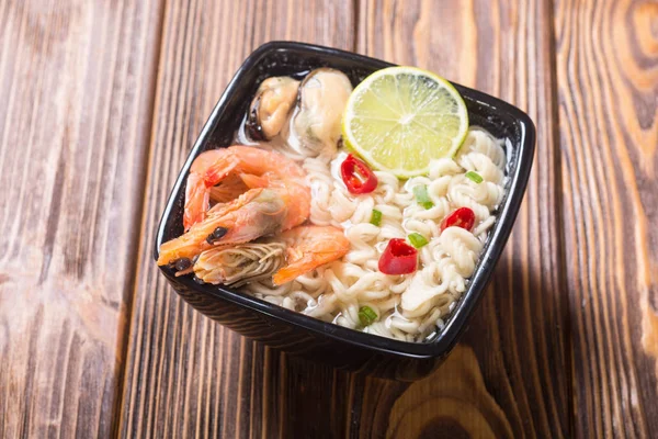 Karides ve mssels ile anlık erişte çorbası. Asya gıda