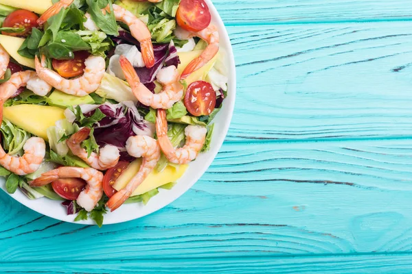 stock image Mix of salad with shrimps , avocado and cherry tomatoes . Healthy food background