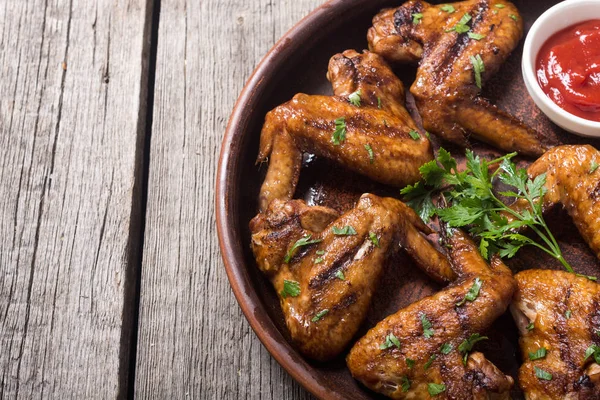 Sıcak Barbekü. Domates soslu tavuk kanadı ızgara. Barbekü gıda