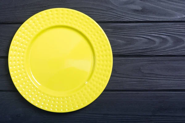 空的黄色盘子在木桌上 顶部视图背景 — 图库照片