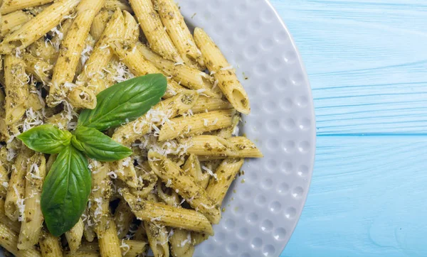 İtalyan penne makarna sosu pesto ile. Gıda arka plan