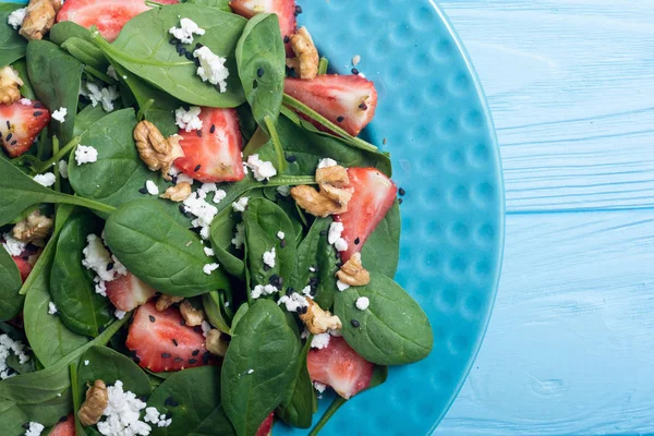 Ispanak, peynir ve ceviz çilek salatası. Sağlıklı gıda