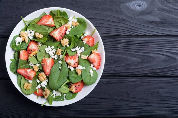 Ispanak, peynir ve ceviz çilek salatası. Sağlıklı gıda