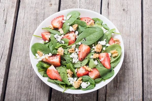 Ispanak, peynir ve ceviz çilek salatası. Sağlıklı gıda