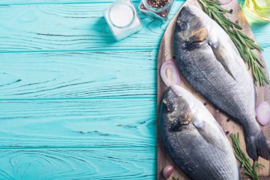 Çiğ dorado balık ve yemek pişirmek için ingridient. Deniz ürünleri