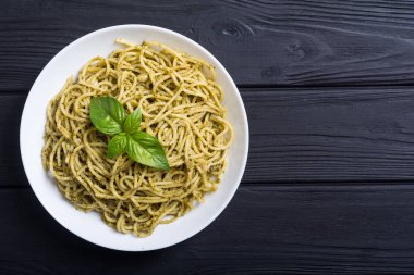 Makarna spagetti sosu pesto ile. İtalyan yemeği arka plan