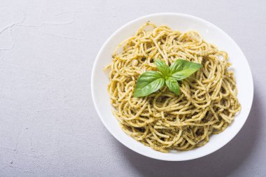 Makarna spagetti sosu pesto ile. İtalyan yemeği arka plan