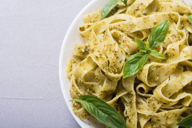 Yeşil sosu pesto ile makarna tagliatelle. İtalyan yemeği arka plan