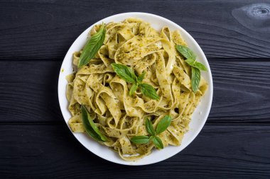 Yeşil sosu pesto ile makarna tagliatelle. İtalyan yemeği arka plan