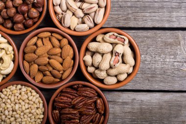 Fındık karışımı: antep fıstığı, badem, ceviz, çam fıstığı, fındık ve kaju. Kase backgrond içinde snack