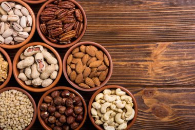 Fındık karışımı: antep fıstığı, badem, ceviz, çam fıstığı, fındık ve kaju. Kase backgrond içinde snack