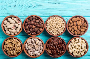 Fındık karışımı: antep fıstığı, badem, ceviz, çam fıstığı, fındık ve kaju. Kase backgrond içinde snack