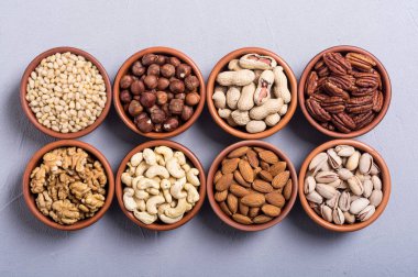 Fındık karışımı: antep fıstığı, badem, ceviz, çam fıstığı, fındık ve kaju. Kase backgrond içinde snack