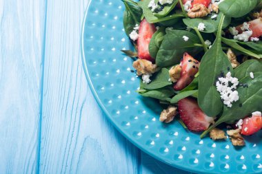 Ispanak, peynir ve ceviz çilek salatası. Sağlıklı gıda