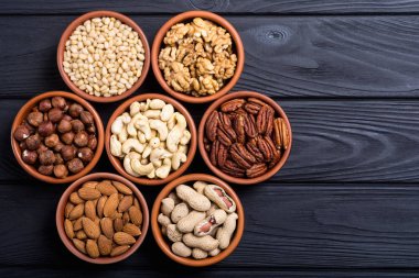 Fındık karışımı: antep fıstığı, badem, ceviz, çam fıstığı, fındık ve kaju. Kase backgrond içinde snack