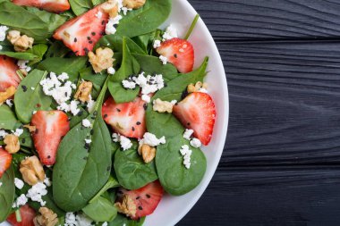 Ispanak, peynir ve ceviz çilek salatası. Sağlıklı gıda