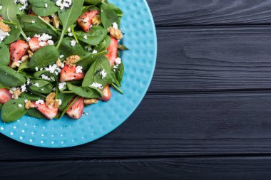 Ispanak, peynir ve ceviz çilek salatası. Sağlıklı gıda