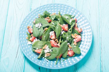 Ispanak, peynir ve ceviz çilek salatası. Sağlıklı gıda