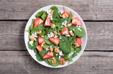 Ispanak, peynir ve ceviz çilek salatası. Sağlıklı gıda