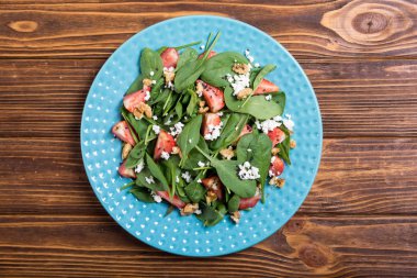 Ispanak, peynir ve ceviz çilek salatası. Sağlıklı gıda