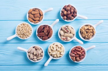 Fındık karışımı: antep fıstığı, badem, ceviz, çam fıstığı, fındık ve kaju. Kase backgrond içinde snack