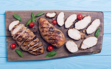 Izgara tavuk göğsü (fileto) fesleğen ve domates ile. Barbekü arka plan