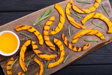 Biberiye ve ballı kızarmış kabak. Sağlıklı sonbahar gıda