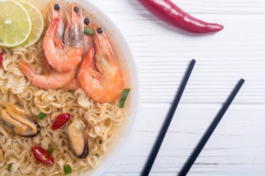 Karides ve mssels ile anlık erişte çorbası. Asya gıda